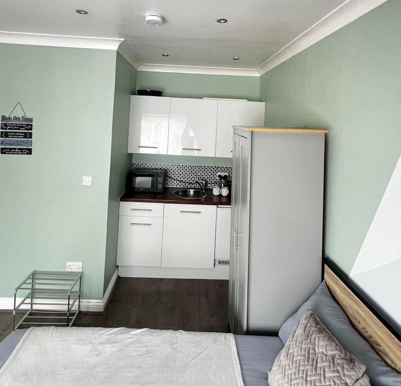 21 Selborne Gardens, London, NW4 4SH